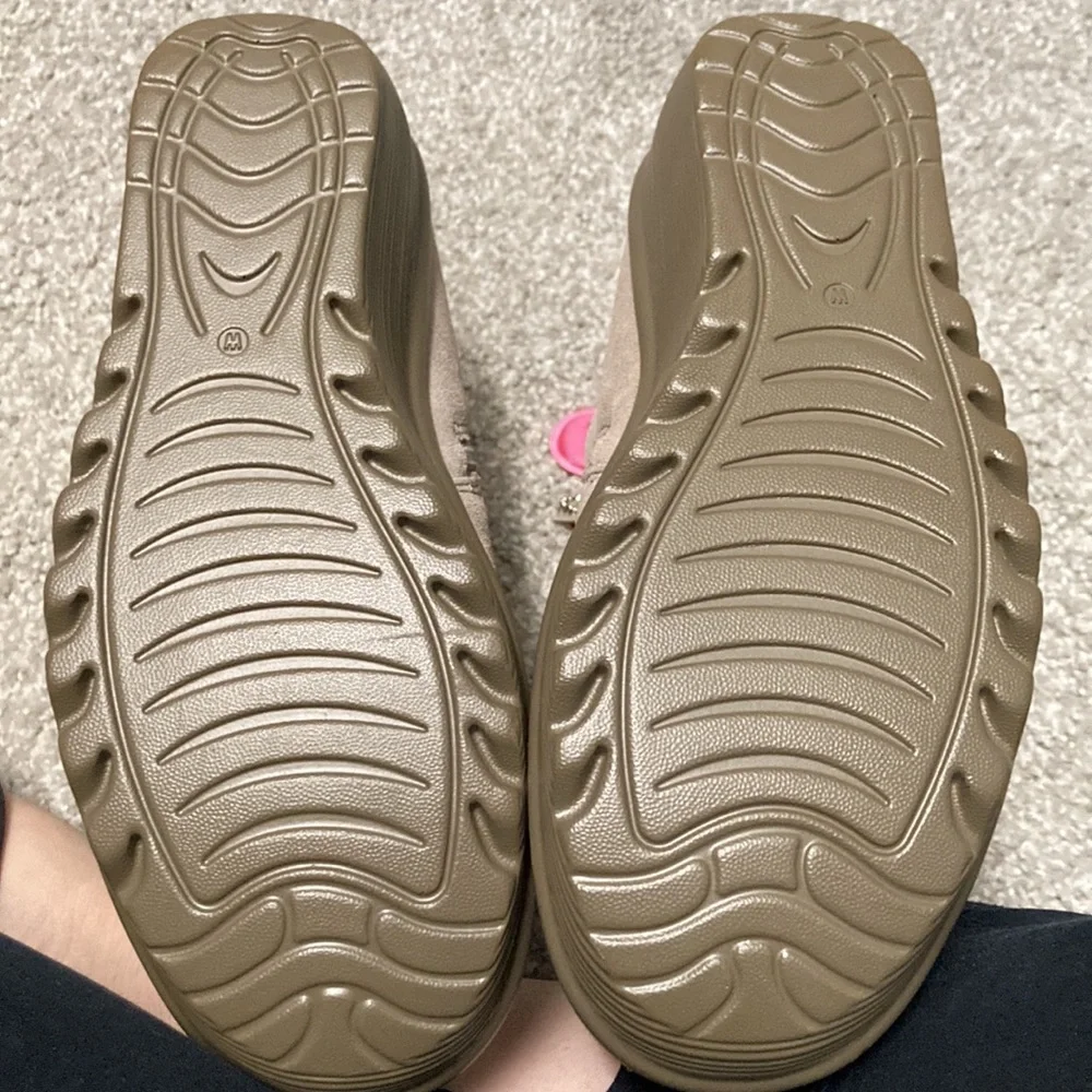 NWOB Skechers booties. Sz 9 Wide. Tan/cream color. Never Worn. - Picture 5 of 12